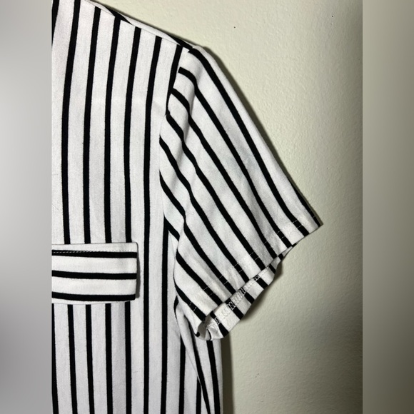 Like NEW: Simplefun Black and White Short Sleeve Zipper Top! Size medium. - Picture 6 of 12